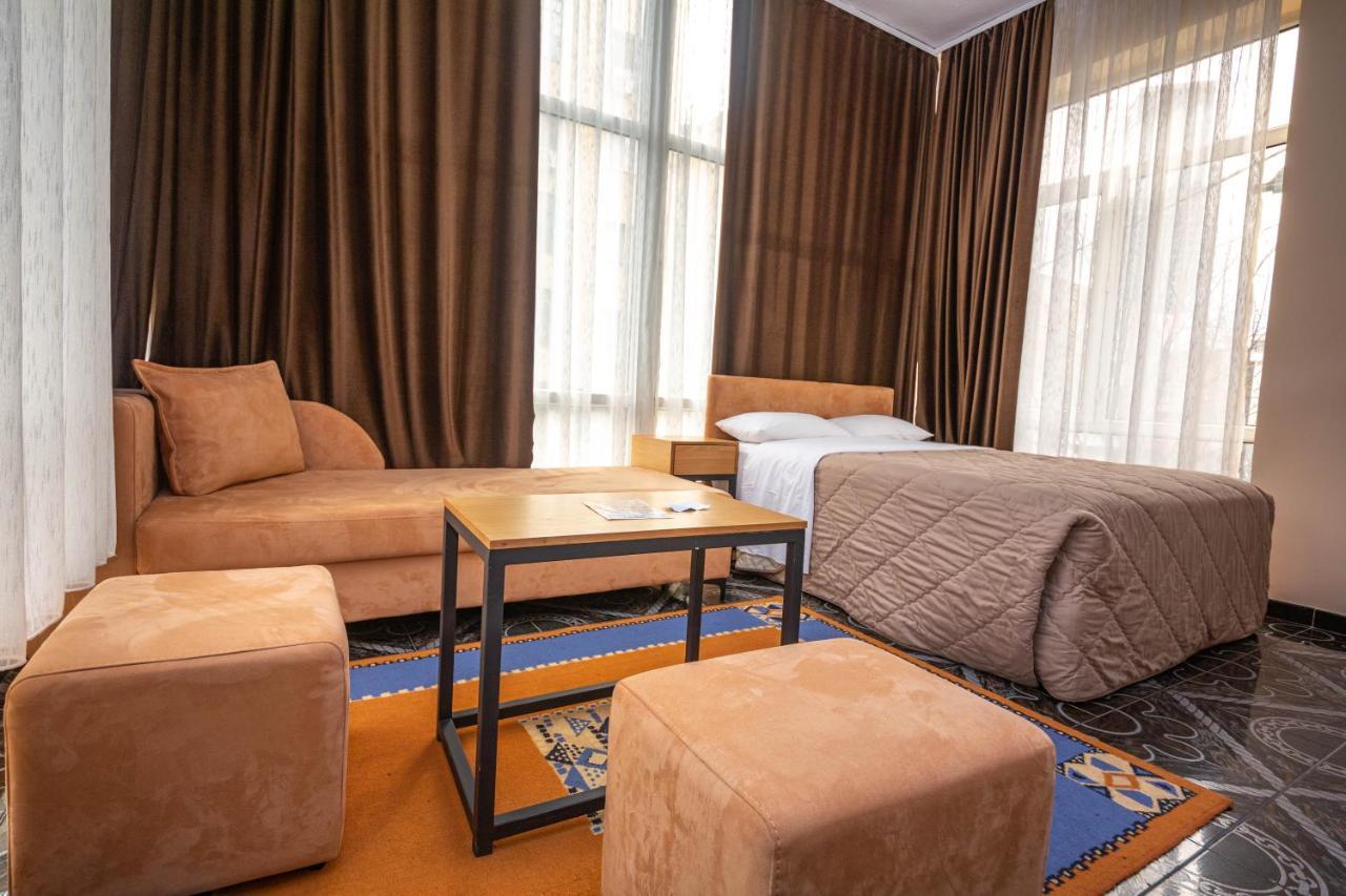 Hotel Pik Loti Tirana Kültér fotó
