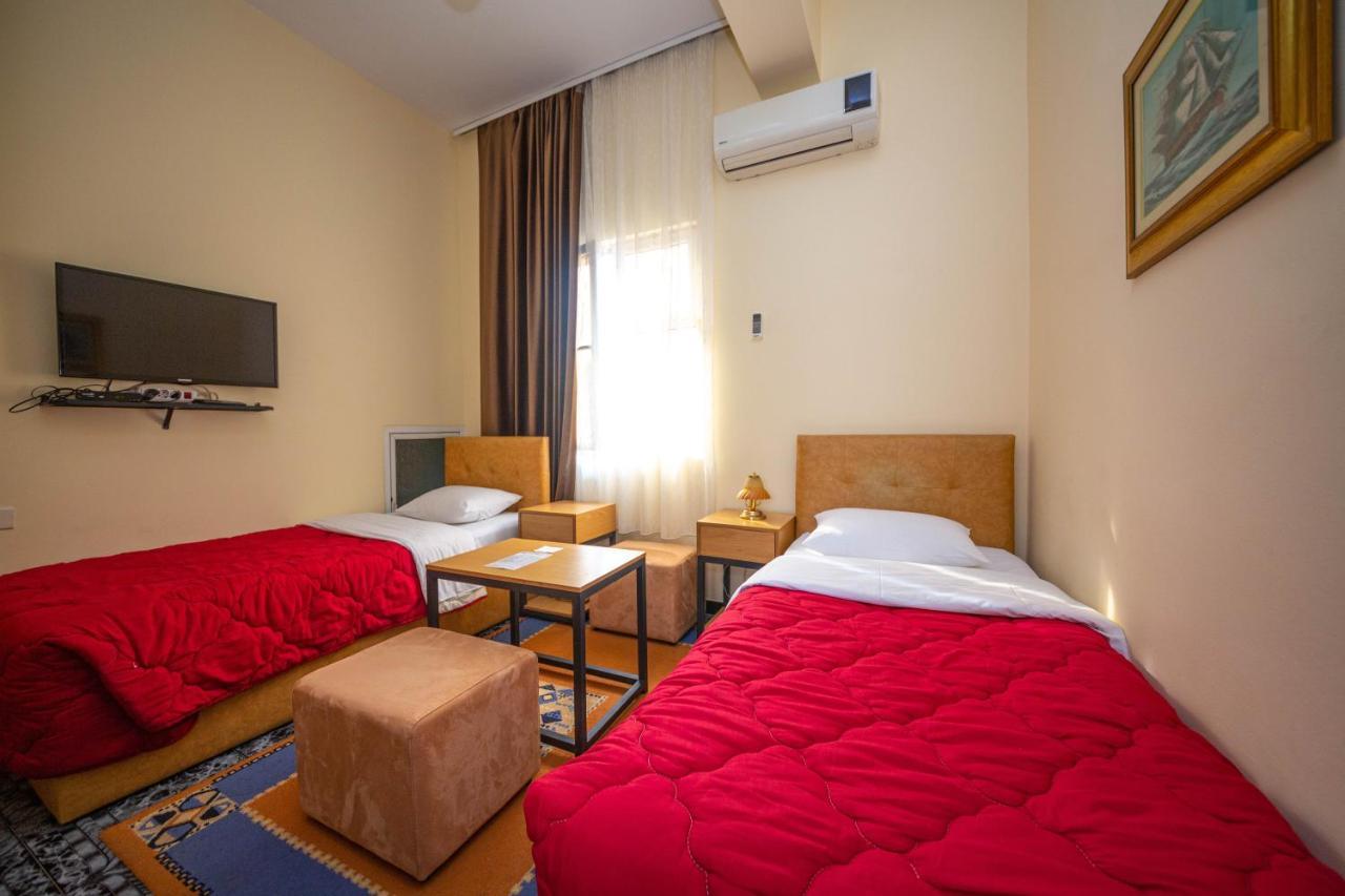 Hotel Pik Loti Tirana Kültér fotó