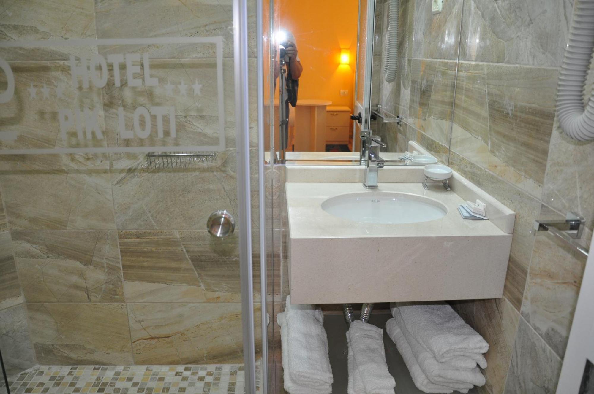 Hotel Pik Loti Tirana Szoba fotó
