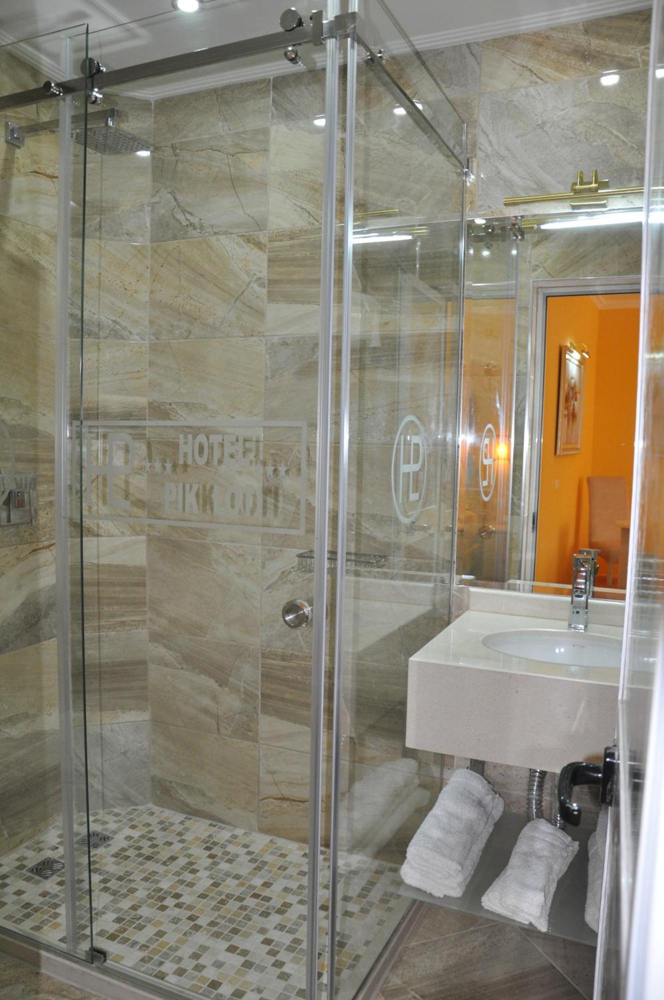 Hotel Pik Loti Tirana Szoba fotó